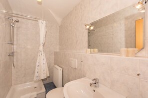 Sèche-cheveux, serviettes fournies, savon, papier toilette