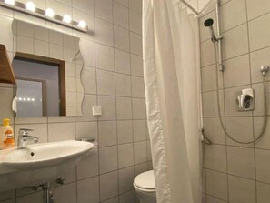 Douche, sèche-cheveux, serviettes fournies