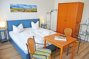 1 Schlafzimmer, Schreibtisch, Reisekinderbett, WLAN