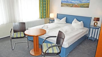 1 bedroom, desk, travel crib, WiFi