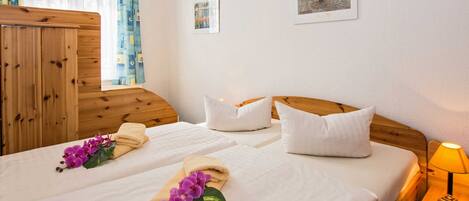 2 Schlafzimmer, Reisekinderbett, WLAN, Bettwäsche