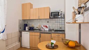 Kühlschrank, Mikrowelle, Ofen, Geschirrspüler