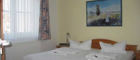 2 bedrooms, travel cot, WiFi