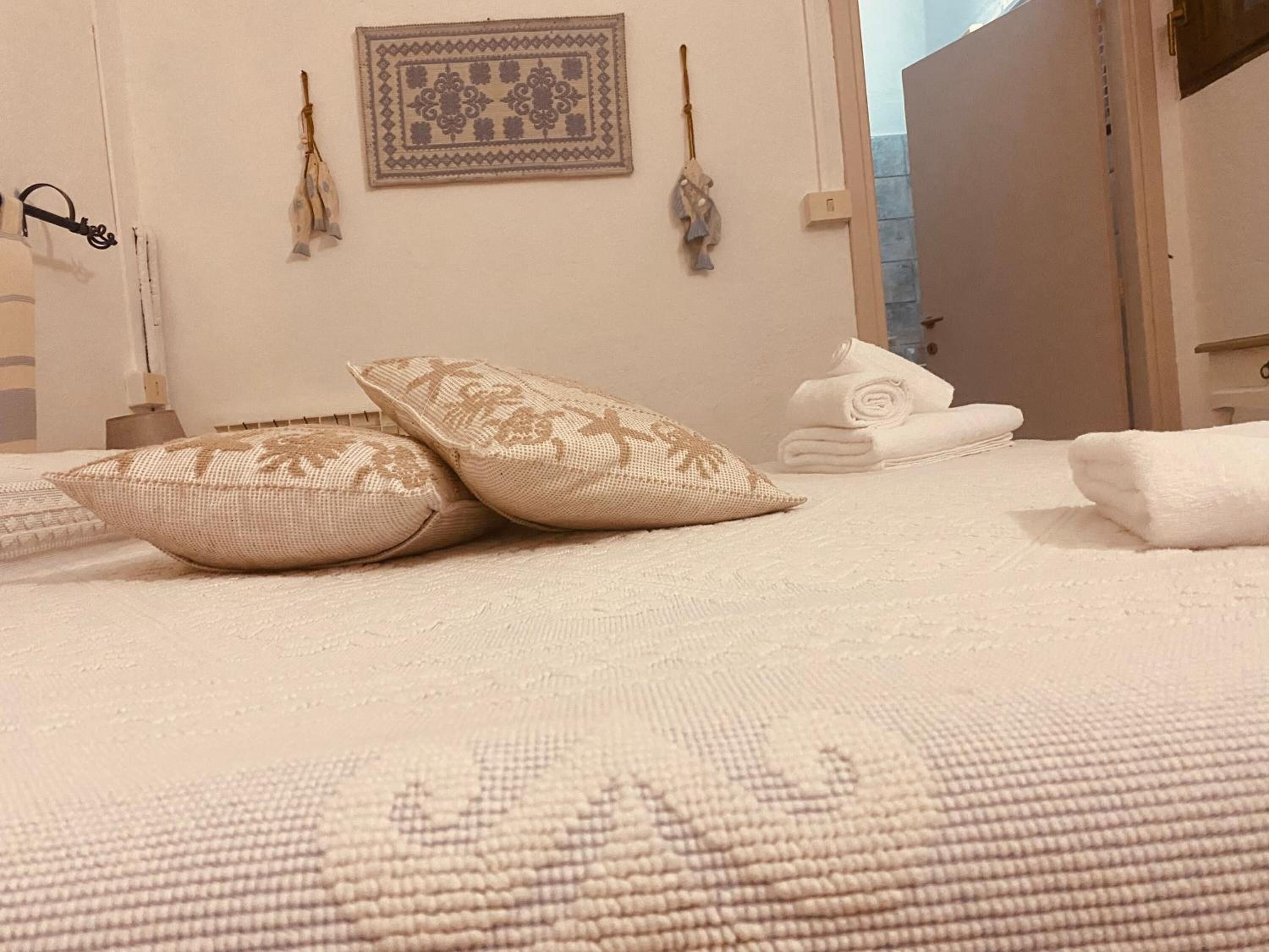 Lits bébé (gratuits), draps fournis