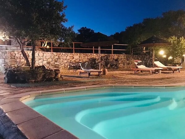 Una piscina al aire libre de temporada