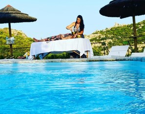 Una piscina al aire libre de temporada