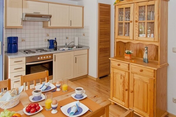 Een koelkast, een oven, een kinderstoel