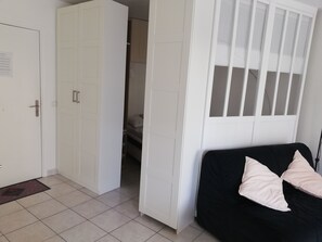 Strykjärn/strykbräda, wi-fi och sängkläder