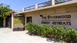 Un bâtiment sur lequel on peut lire l’inscription « The Riverwood Forest Retreats » et dont la porte est marquée « Forest Retreats Pench ».