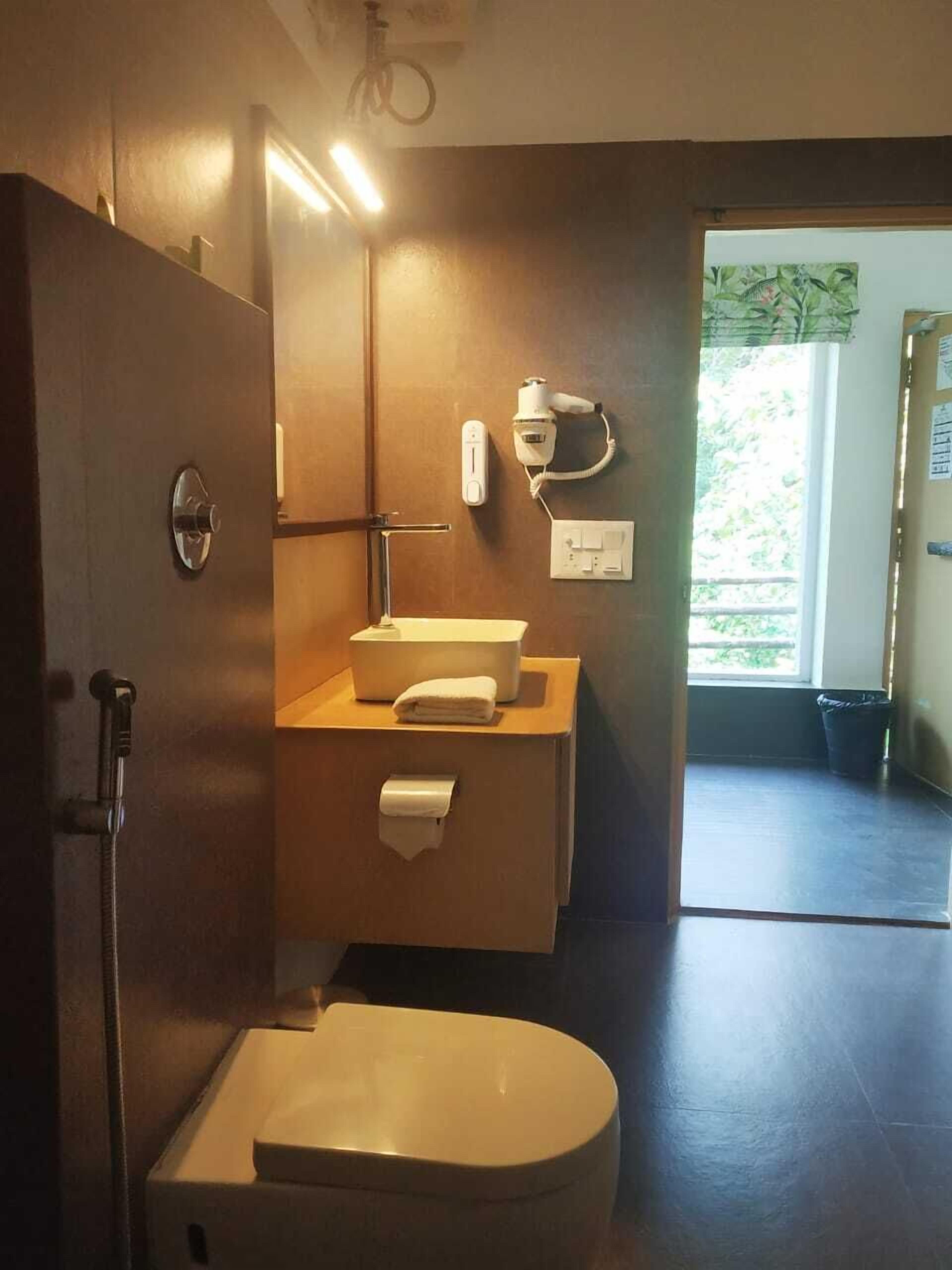 Un baño moderno con inodoro, lavabo y ducha.