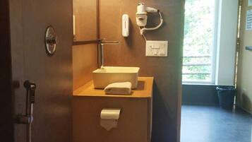 Un baño moderno con inodoro, lavabo y ducha.