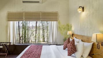 Minibar, in-room safe, desk, laptop workspace