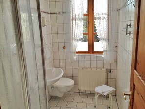 Shower, hair dryer, towels, toilet paper - 4 - "Up'n Hoff", Germany (Middelhagen)