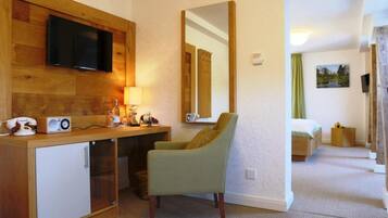 1 bedroom, desk, travel crib, WiFi