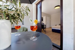 Deluxe-studio, 1 keskisuuri parisänky, näköala puutarhaan | Terassi/patio