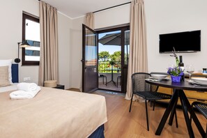 Deluxe Studio, 1 Queen Bed, Garden View | In-room dining