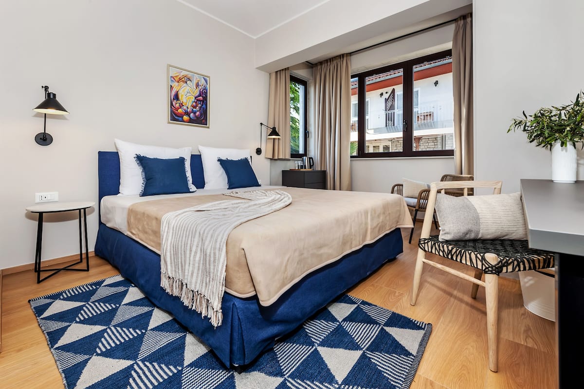 Doppia Deluxe, 1 letto queen, vista giardino | 1 camera, una scrivania, Wi-Fi gratuito, lenzuola
