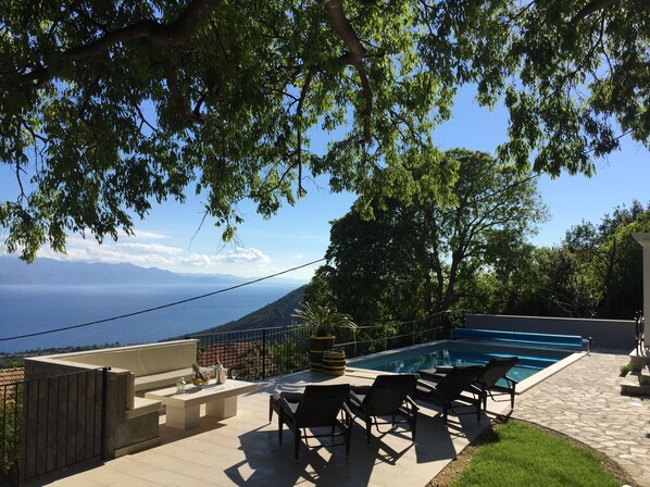 Outdoor pool, a heated pool - Villa Ana – Private Villa mit beheiztem Pool, großem Garten & Meerblick. (Zaostrog)