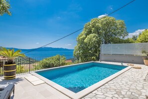 Outdoor pool, a heated pool - Villa Ana – Private Villa mit beheiztem Pool, großem Garten & Meerblick. (Zaostrog)