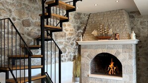 Interior - Villa Ana – Private Villa mit beheiztem Pool, großem Garten & Meerblick… (Zaostrog)