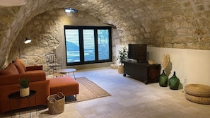 Smart TV, chimenea, libros, estéreo