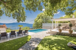 Outdoor dining - Villa Ana – Private Villa mit beheiztem Pool, großem Garten & Meerblick. (Zaostrog)