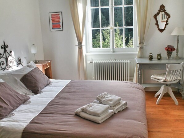 1 habitación, escritorio, tabla de planchar con plancha y wifi gratis 