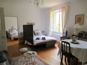 1 habitación, escritorio, tabla de planchar con plancha y wifi gratis 