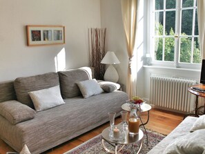 Televisión, reproductor de DVD, libros y biblioteca musical 