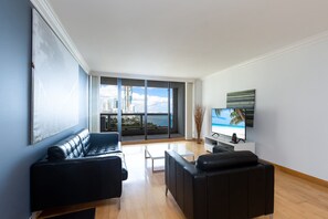 Apartamento luxo (1 Bedroom) | Área de estar | TV 55 polegadas com canais a cabo, Netflix, serviços de streaming