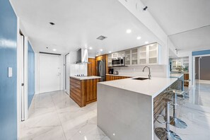 豪華公寓 (1 Bedroom) | 私人廚房 | 電冰箱、微波爐、咖啡機/沖茶器、電熱水壺