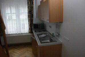 Fridge, high chair - Ferienwohng.20 - Pension Anker (Binz)