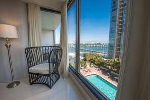 3 bedrooms, iron/ironing board, free WiFi, bed sheets - Sea-view Romantic Suite Minutes From the Beach (Miami)