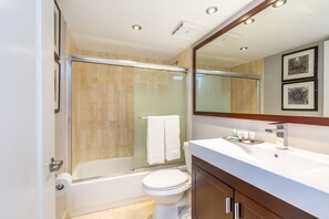 Deluxe Apartment (3 Bedrooms) | Bathroom | Hair dryer, towels - Sea-view Romantic Suite Minutes From the Beach (Miami)