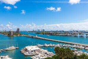 Deluxe Apartment (3 Bedrooms) | Beach/ocean view - Sea-view Romantic Suite Minutes From the Beach (Miami)