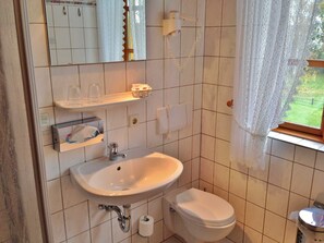 Bruser, hårtørrer, håndklæder, Toiletpapir