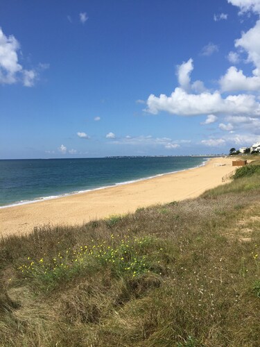 Beau duplex avec plage et tennis  au pas de la porte