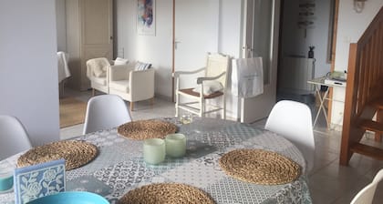 Bonito dúplex con playa y tenis en la misma puerta.
