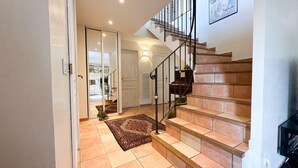 A staircase with a handrail and a rug at the bottom. - Villa Terre de Provence - Pool & Garden Clim prox Golf- Saint-Raphaël (Saint-Raphaël)