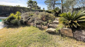 A landscaped garden with various plants, rocks, and a pool. - Villa Terre de Provence - Pool & Garden Clim prox Golf- Saint-Raphaël (Saint-Raphaël)