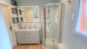 Baignoire, sèche-cheveux, serviettes fournies, papier toilette
