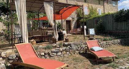 Old country house on a large plot of land in a quiet location 2km from the village of Fayence