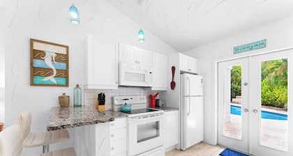Perfect Getaway Villa with 2 bedrooms / 2 baths, quick walk to the beach!