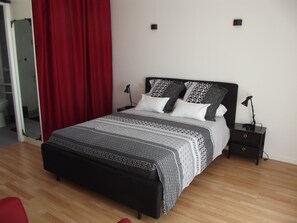 3 bedrooms, desk, iron/ironing board, WiFi