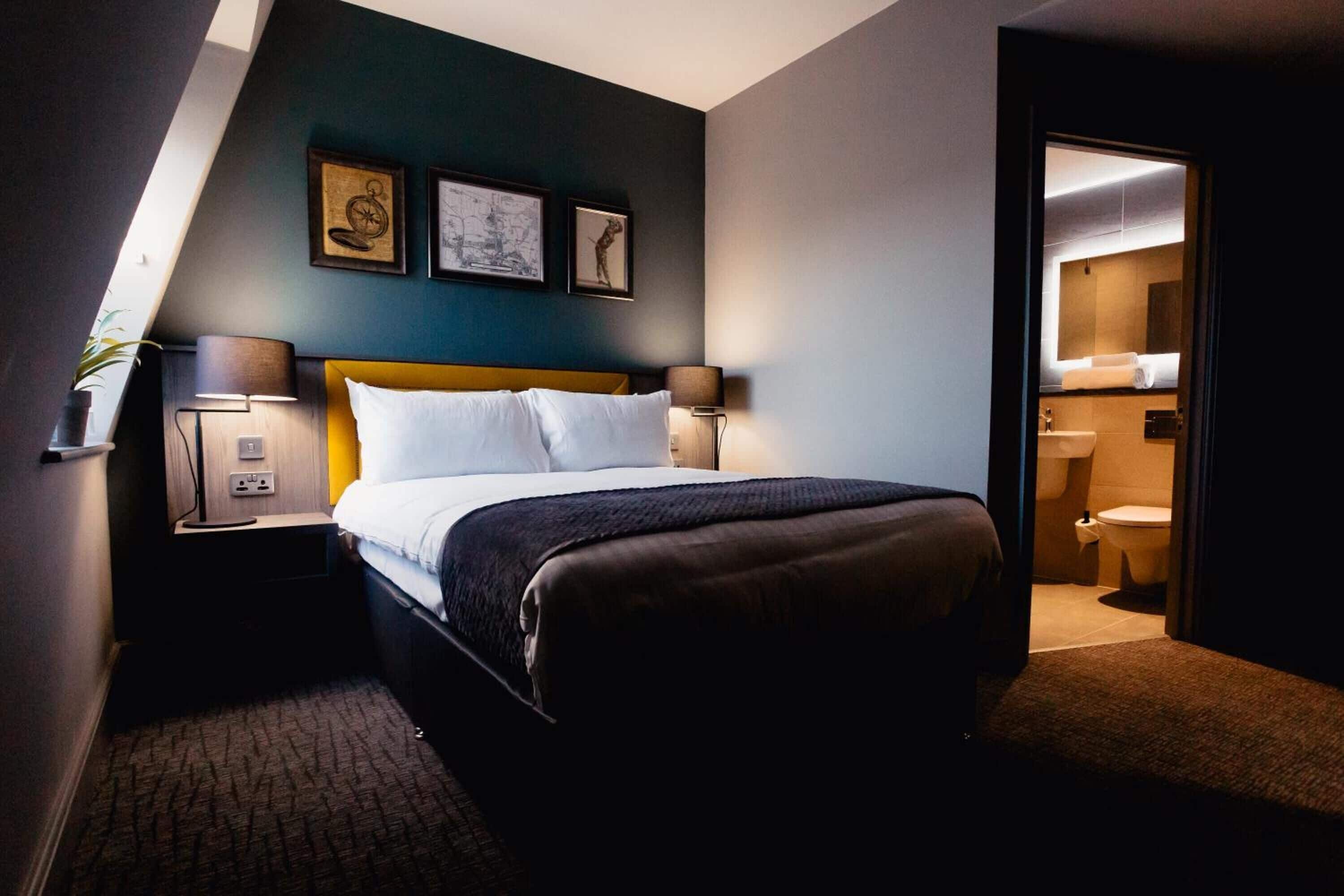 standard double room | in-room safe, individually decorated, desk, laptop workspace