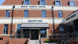 Een hotel receptie met een bordje voor Great North Hotel.
