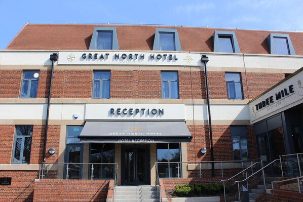 A hotel reception with a sign for Great North Hotel. - Great North Hotel (Newcastle-upon-Tyne)