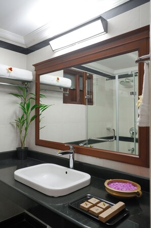 Shower, slippers, towels - Lakesong Kumarakom (Kottayam)