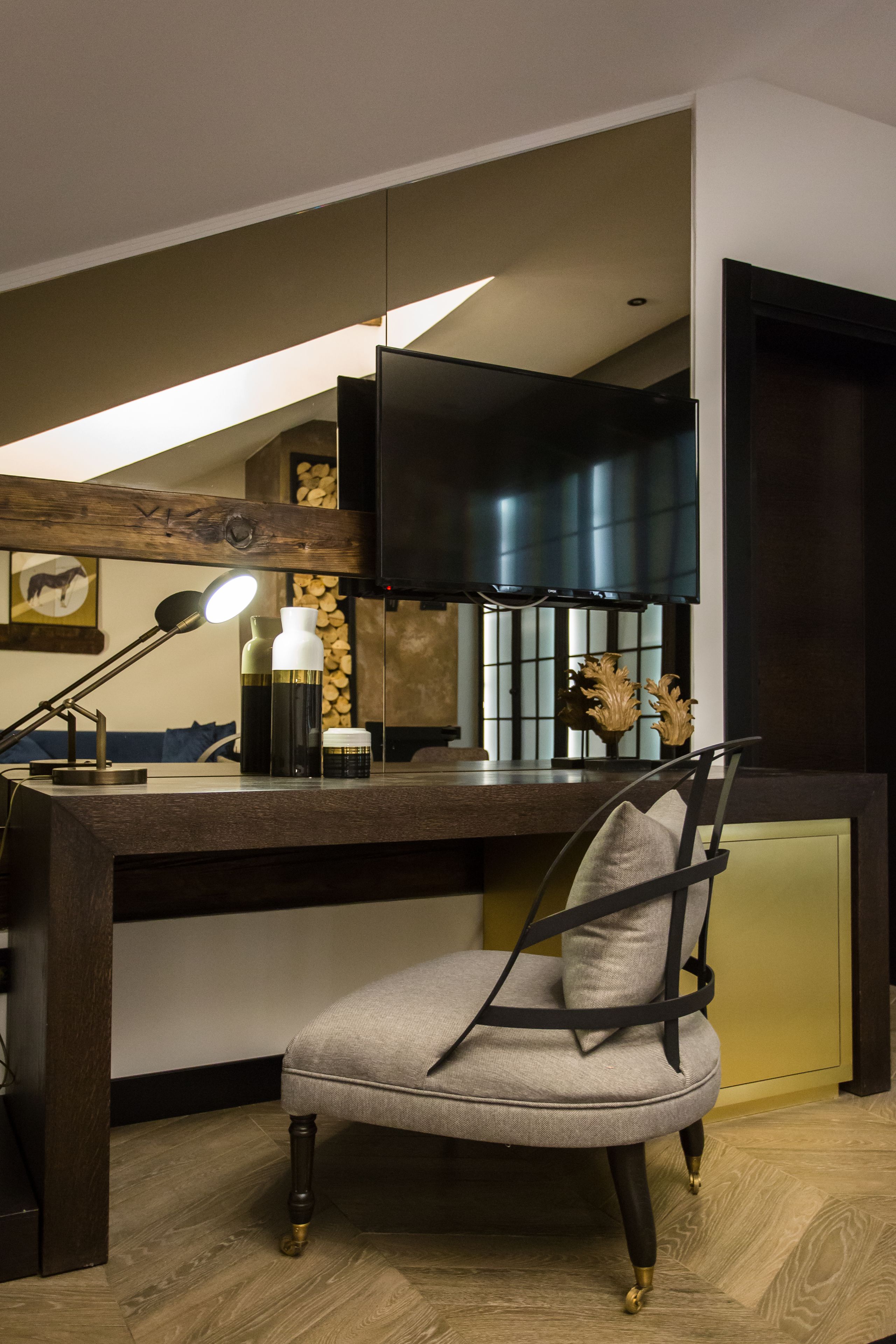 single room | minibar, in-room safe, desk, blackout curtains