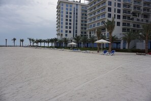 Private beach, sun loungers - Hutchinview (Ras Al Khaimah)